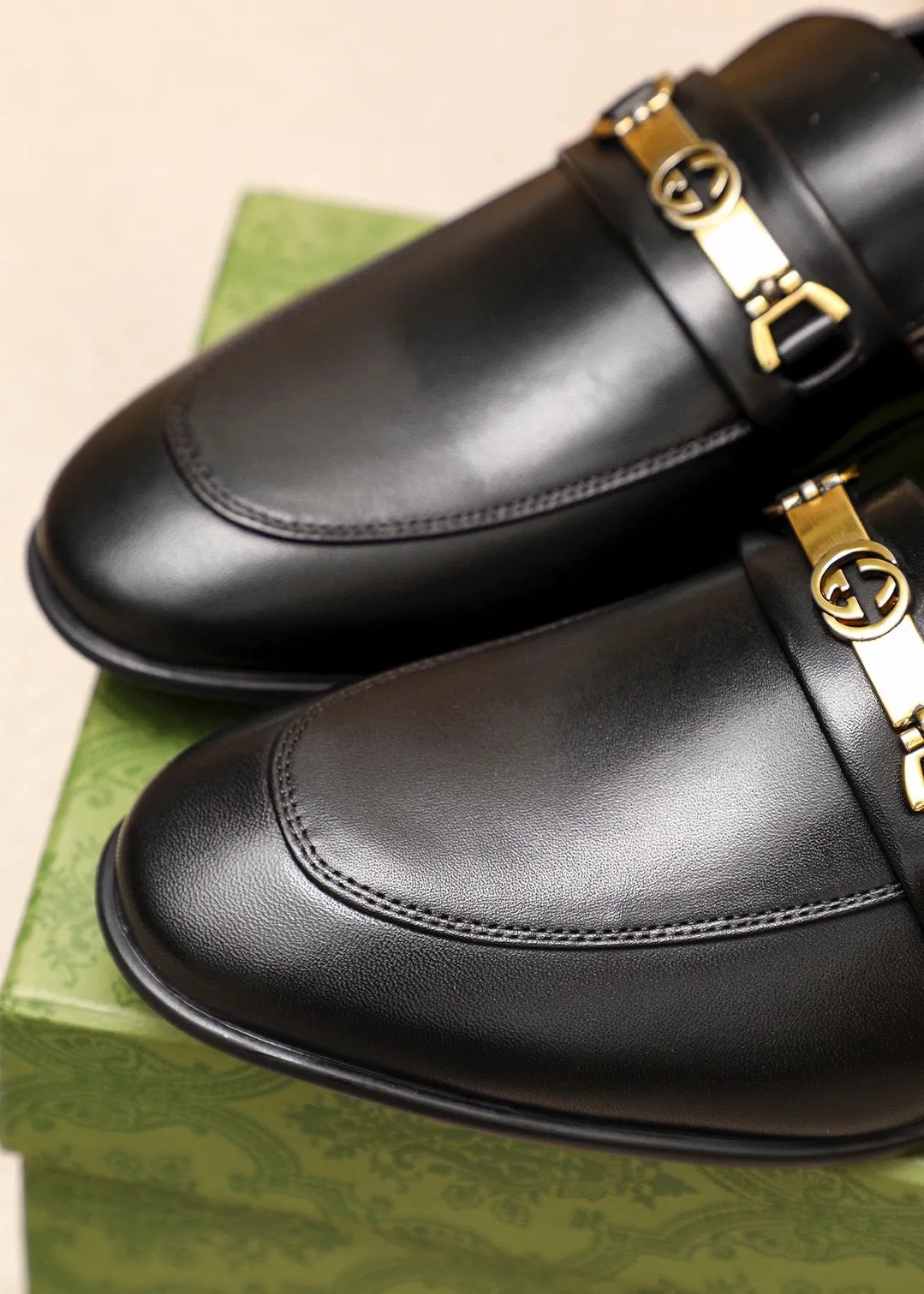 Men's shoes 💰460 💐 Product trademark: GUCCI "Gucci" casual leather shoes Regular size: 39-45 (38.45🉑️customized) Product materials: Selected imported first-layer calfskin upper + luxury hardware buckle, imported cowhide leather lining. Strong three-dimensional visual effect, rubber outsole Color: 1⃣️color optional